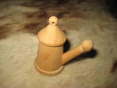 Bitte lita kanne i tre ca 5 cm høg