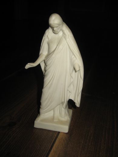 Kristusfigur fra eldre dager ca 15 cm høg ene handa har skade