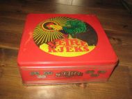 SÆTRE KJEKSBOKS i blikk fra 70-80 tallet ca 21*21 cm stor 8 cm høg