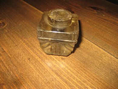 Eldre glass Veit ikkje kva dette er kontorutstyr? Blekkhus? Gammelt det er det