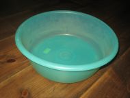 Gammelt vaskefat i hardplast, ca 30 cm i diameter, 40-50 tallet.
