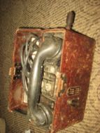 Tysk felttelefon fra 40 tallet brun bakelittkasse med lokk og sveiv