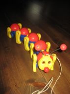 Fisher Price leike i hardplast, 34 cm lang, 70-80 tallet.