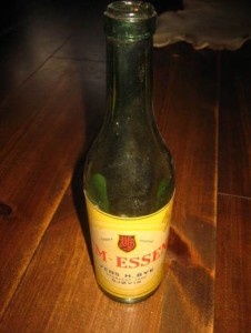 Flaske uen innhold, VANILJE ESSENS, fra JENS H. BYE, GJØVIK. 50-60 tallet. Dette er flaske nr B