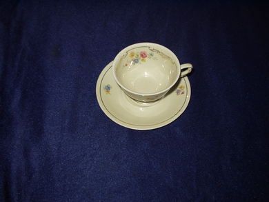 Rose dekorasjon på kopp og tefat