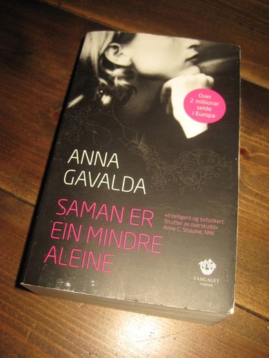 GAVALDA, ANNA: SAMMEN ER EN MINDRE ALENE. 2009.