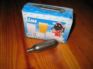 Eske med 10 stk patroner SZIFONPATRONEN 70-80 tallet