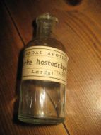 LÆRDAL APOTEK Sterke Hostedråper 50 tallet