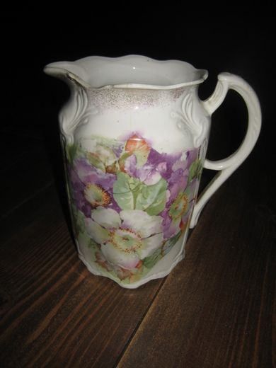 Gammel dekorativ mugge med liten skade sjå bildet Ubetydleg spør du meg 30 tallet?