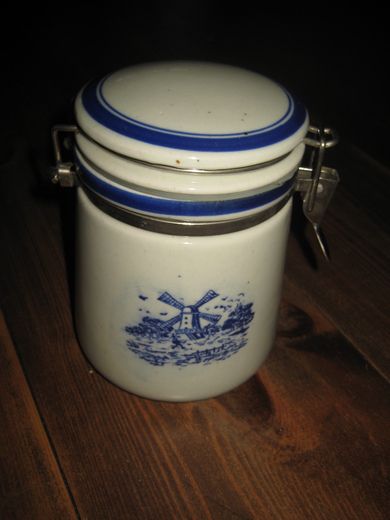 Pen krukke med blådekor, keramikk, ca  15 cm høg. 