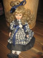 Pen porselensdokke fra 70-80 tallet ca 39 cm høg