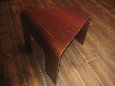 Meget pent, trekanta bord i lys palisander, produsert ved Ekornes Fabrikker, Sykkylven. 80 tallet.