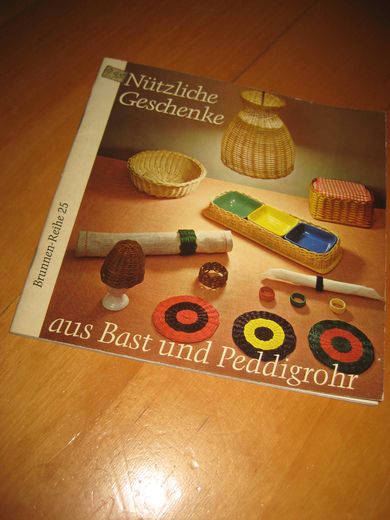 Nutzliche Geschenke aus Bast und Peddigrohr. 1966.