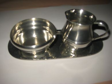 Sukker- og fløtemugge samt brett i tinn Holsen tinn 325 60 tallet