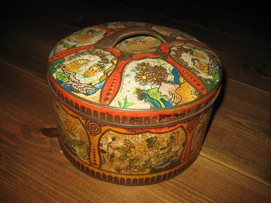 Dekorativ kjeksboks fra Scotland ca 17 cm i diameter 12 cm høg En boks fra skiftet mellom 1800 og 1900