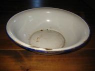 Gammelt vaskefat med blå kant, ca 32 cm i diameter, 50 tallet. 