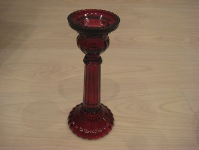 Lysestake i farga glass, ca 27 cm høg. 