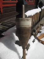 Gammel merkebøye i tre ca 2 meter høg brukt ved garnfiske i gamle dager Tidleg 1900