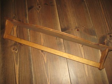 Hylle for kjøkkenhanduk ca 58 cm lang 60 tallet