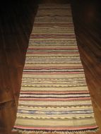 Stor og hel golvrye fra eldre dager, ca 2.75 meter lang. 69 cm brei. Pent reparert på to plasser. 