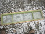 Gammelt og pent vindu, tredelt, ca 30*120 cm stort, hele glass, grønleg farge.30-40 tallet.