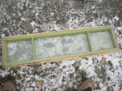 Gammelt og pent vindu, tredelt, ca 30*120 cm stort, hele glass, grønleg farge.30-40 tallet.