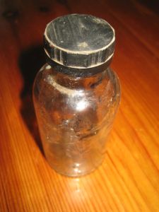 Eldre apotekerflaske med bakelittkork. 40 tallet.