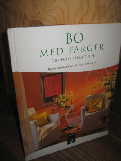 Skarholt: BO MED FARGER. 2002.