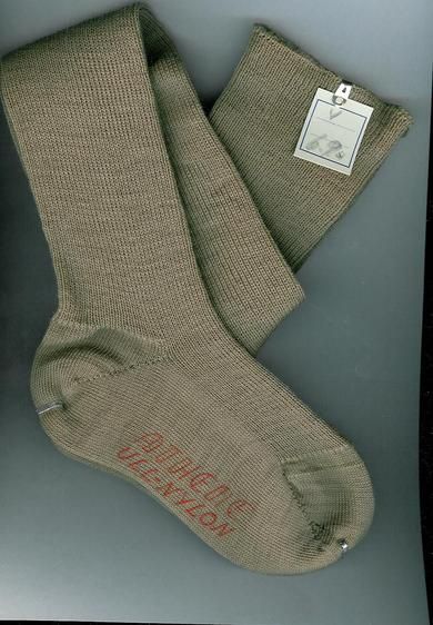 ATHENE barnestrømpe i ull-nylon. Nr 4. Rødleg farge. 60 tallet.