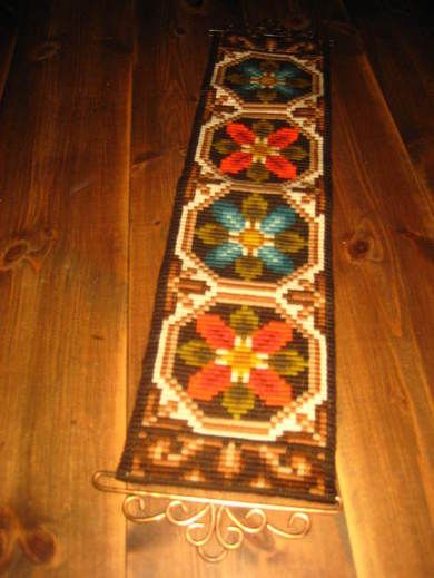 Pen veggløper fra 60-70 tallet med smijernsbeslag Dette er nr 3