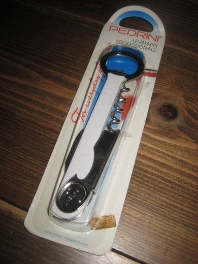 Pakke med ubrukt innhold flaske og korkåpner med plastskaft 80 tallet