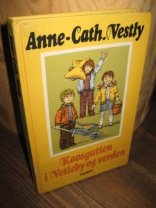 VESTLY, ANNE CATH: Kaosgutten i Vetleby og verden. 1984.