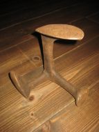 Tung og gammel skolest fra avvikla skomakeri 40 tallet