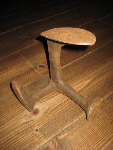 Tung og gammel skolest fra avvikla skomakeri 40 tallet