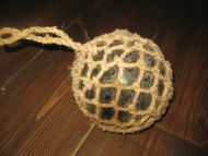 Kavlkule i god stand brukt ved garnfiske i gamle dager Fra forige århundreskifte Ca 14 cm i diameter mørk grønn