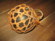 Kavlkule i god stand brukt ved garnfiske i gamle dager Fra forige århundreskifte Ca 13 cm i diameter mørk grønn merka CM