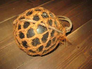 Kavlkule i god stand brukt ved garnfiske i gamle dager Fra forige århundreskifte Ca 13 cm i diameter mørk grønn merka CM