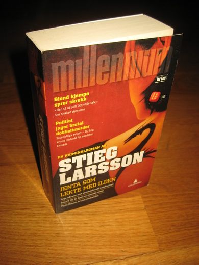 LARSSON STIEG: JENTA SOM LEKTE MED ILDEN 2009