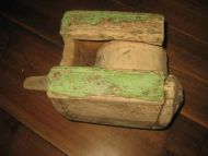 Gammelt vabein brukt ved fiske i gamle dager sett på ripa på båten snøret gjell over tre rulla Tidleg 1800 Merka med kors og initialane til eier