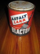 Boks med noe innhold ASFALT LAKK fra Nordiske Destilasjonsverker Oslo 60 tallet