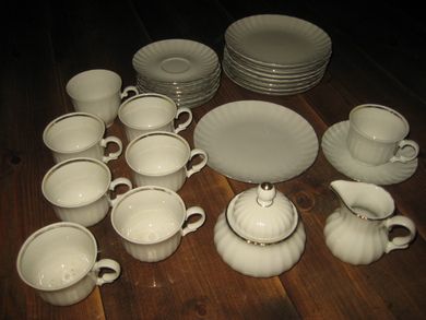 Pent kaffisett til 8 personer samt sukkerskål og fløtemugge selges samla 60-70 tallet