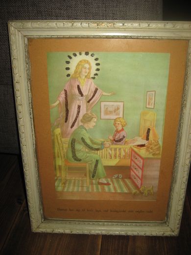 Englebilde fra tidleg 1900 ca 28*37 cm stort Tekst: Barnet har sig til hvile lagt ved hodegjerdet står engelen vakt