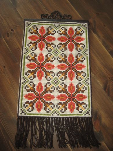 Brodert veggteppe med smijernsoppheng ca 43*62 cm stort 50-60 tallet