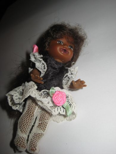 Liten dokke mørkhuda ca 11 cm høg