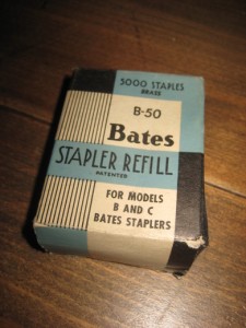 Eske med ubrukt innhold, BATES Stapler REFILL  B50,  60 tallet. 