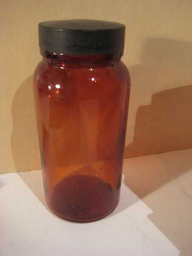 Gammel apotekerflaske merka under med 