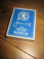 Eske med innhold 2 pakker SCHMETZ NADELN 60 tallet