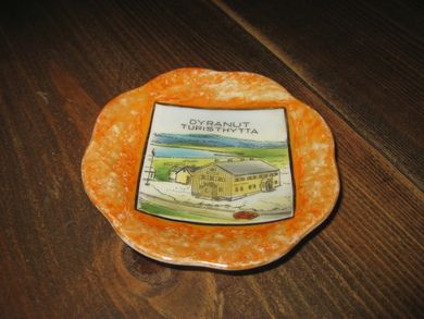 Lite porselensfat med reklame for DYRANUT TURISTHYTTA