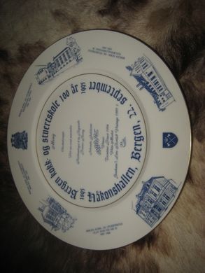 Pent fat fra Stavangerflint Bergen kokk- og stuertskole 100 år 1895-1995 Ca 27 cm i diameter