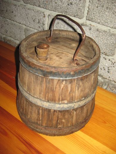 Øl- eller brennevinskagge fra 1800 tallet, meget pen og forseggjort.